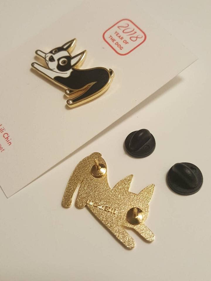 Lili Chin Art - Wholesale Reversspeld/knoop - Boston Terrier Downward Dog Emaille Speld2