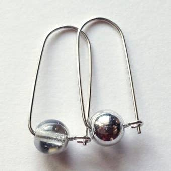 Orecchini luccicanti in argento per la vendita all'ingrosso da parte di Iris Noire Designs