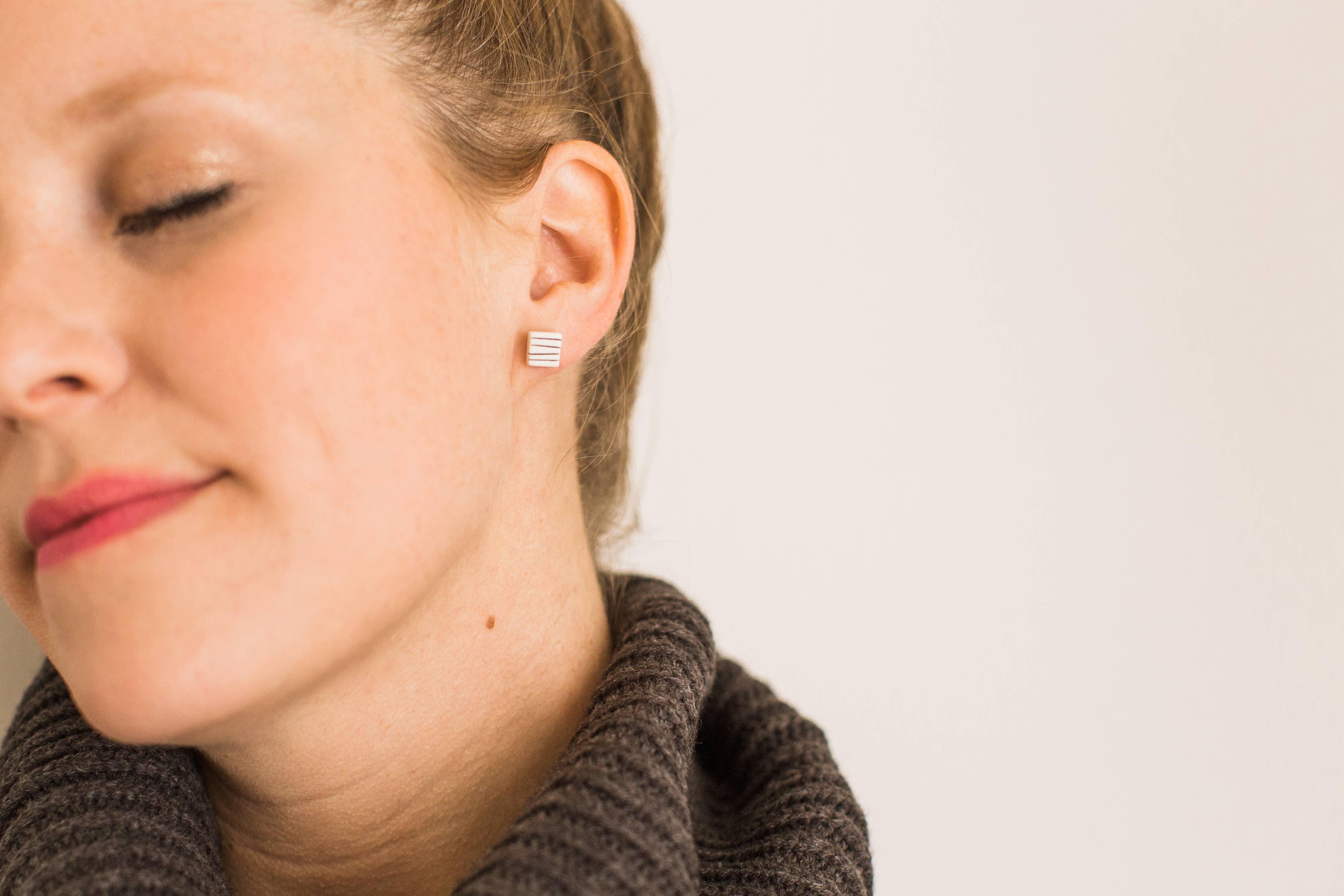 Jenna Vanden Brink Ceramics – Engroshandel Ørestikkere – Pinstripe Firkantede Ørestikker1