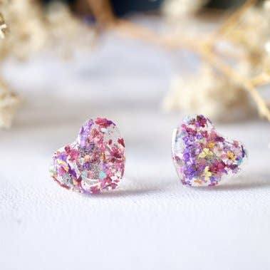 Boucles d'oreilles à tige en forme de cœur en résine et fleurs pressées de véritables fleurs pour la vente par Ann + Joy
