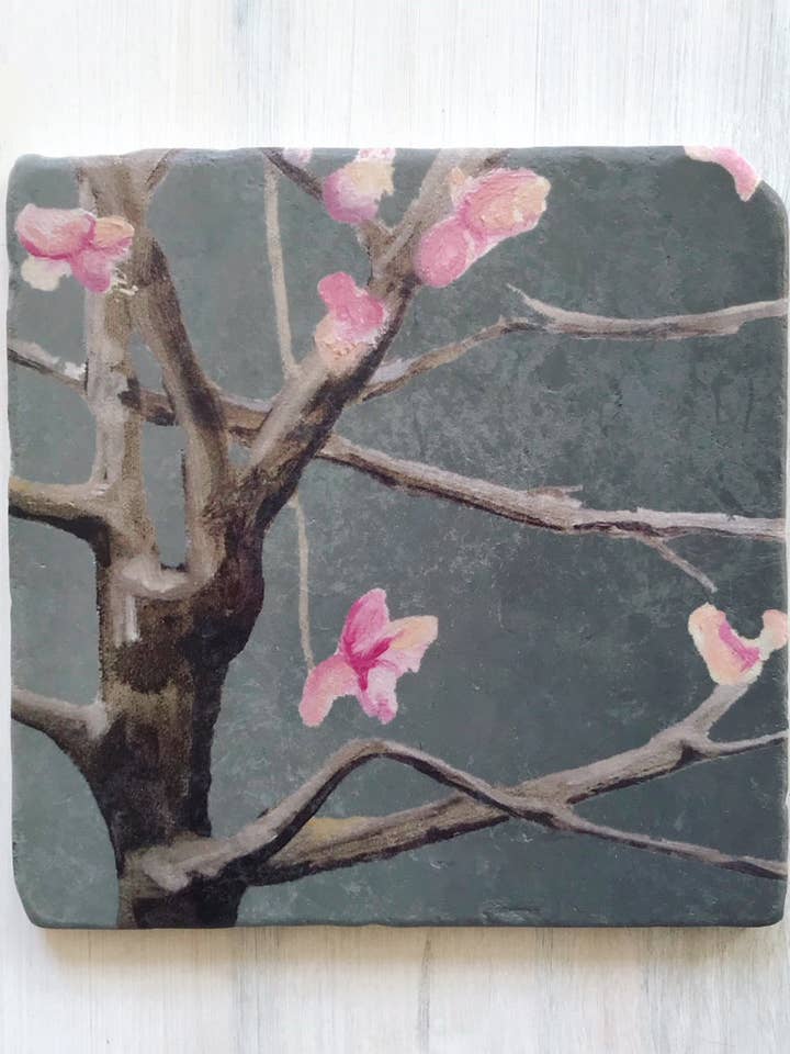 Træ med lyserøde blomster på mørkegrå Bordskåner for engroshandel hos India & Purry by Jessica Hollander