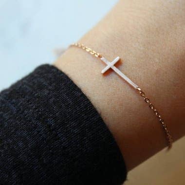 Laalee Jewelry - Venta al por mayor Pulseras de abalorios/colgantes - Pulsera de cruz lateral de oro rosa
