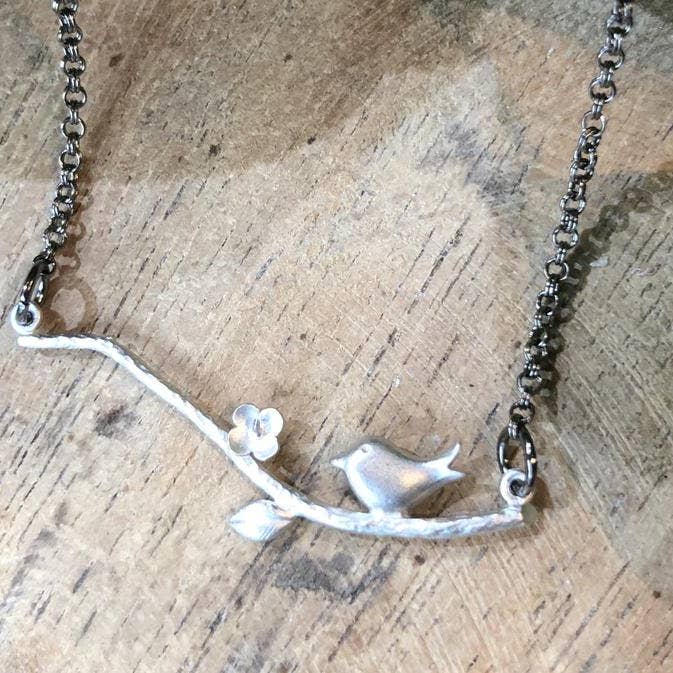 Colar de passarinho prateado em um galho por atacado de Harlow Jewelry