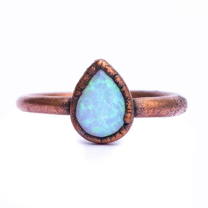 Droppformad syntetisk opal enkelstenring för wholesale av HAWKHOUSE