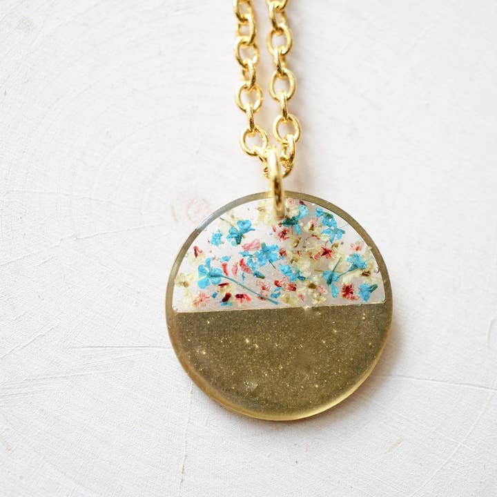 Messing Circle halskæde, ægte tørrede blomster i harpiks for engroshandel hos Ann + Joy