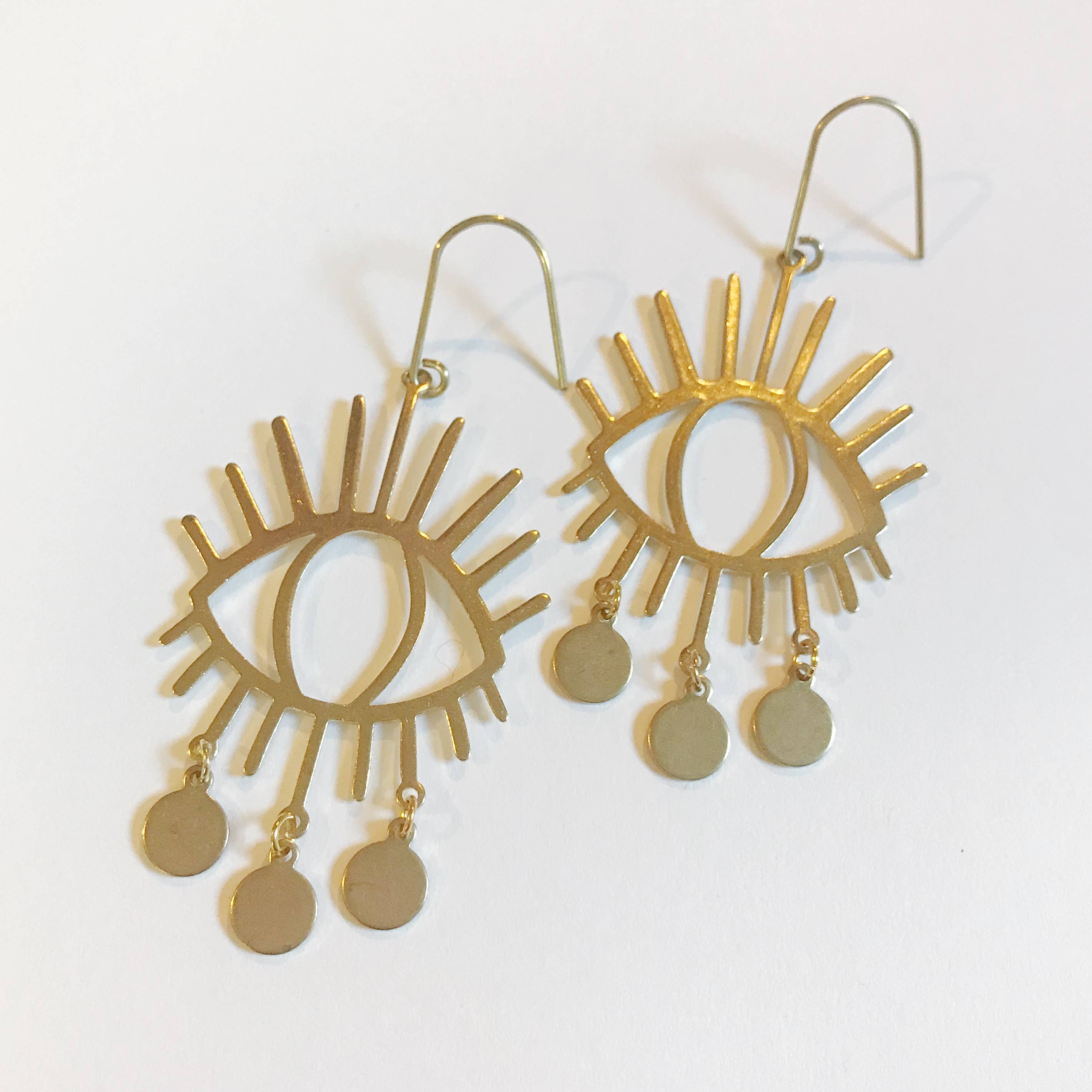 Sophia Louiz – wholesale Hängande örhängen – Iris örhängen - Mässing2