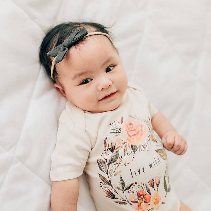 Live Wild Bloemenkrans Biologisch Baby Onesie & Peuter t-shirt voor wholesale door Urban Baby Co.