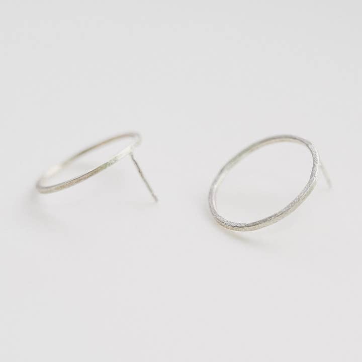 Black Moon örhängen för wholesale av Devi Arts Collective