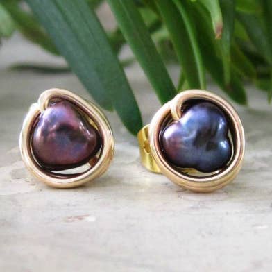 Boucles d'oreilles à tige perles d'eau douce de paon et or pour la vente par Contempo Jewelry