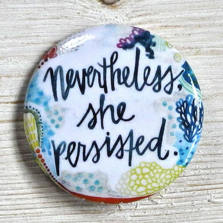 Trotzdem beharrte sie Button - 1.5" Durchmesser für den Großhandel von Silver Tree Art by Suzanne L. Vinson