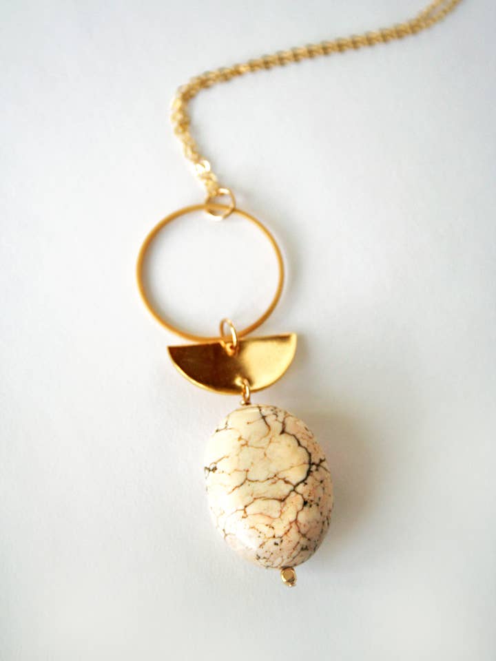 Collier bohème en turquoise blanche | Collier bohème long pour la vente par Laura Stark Designs