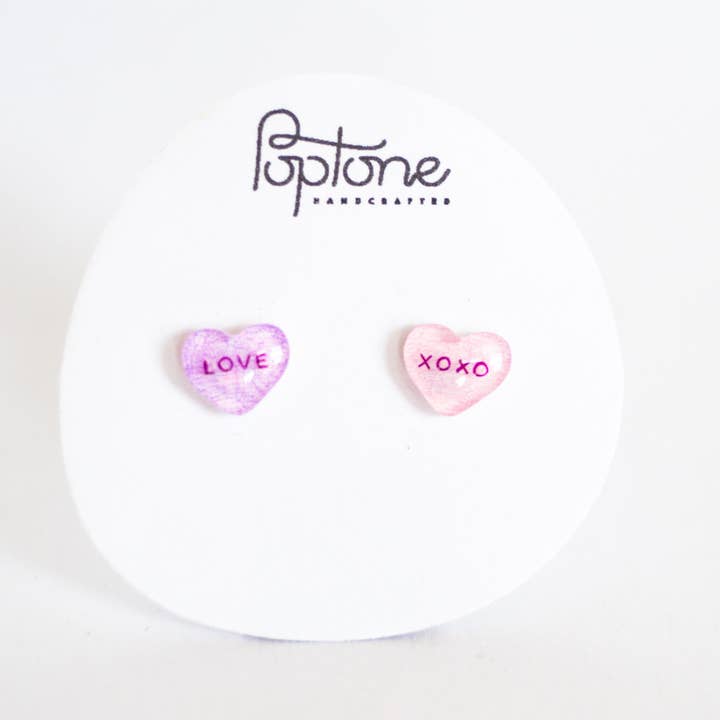 Poptone Co. - Vendita all'ingrosso Orecchini a bottone - Orecchini a forma di cuore di San Valentino: Amore + Xoxo