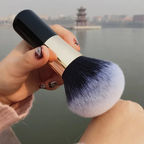 AN Commerce - Wholesale Cheek/Face Makeup Brush - Gold Kabuki Brush2