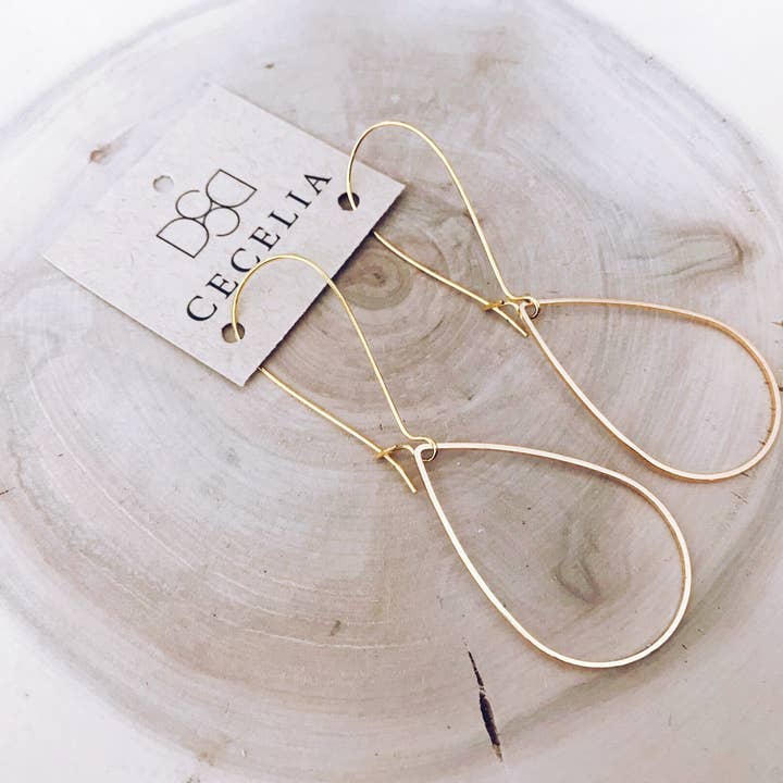 Grundlæggende forgyldte lange dråbehoopøreringe for engroshandel hos Cecelia Designs Jewelry