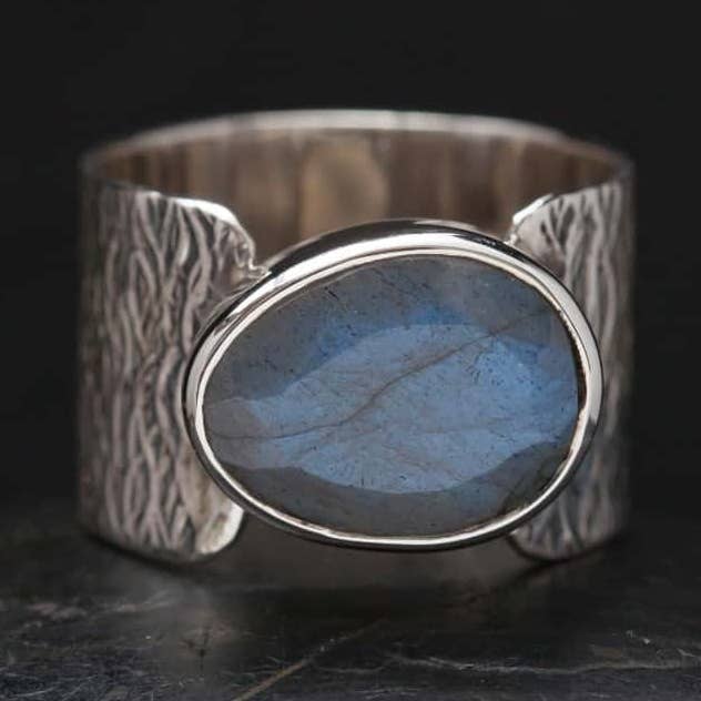 Baizaar – wholesale Cocktail/statement ring – Sterling Silver Hammered Ring with Cut Labradorite0