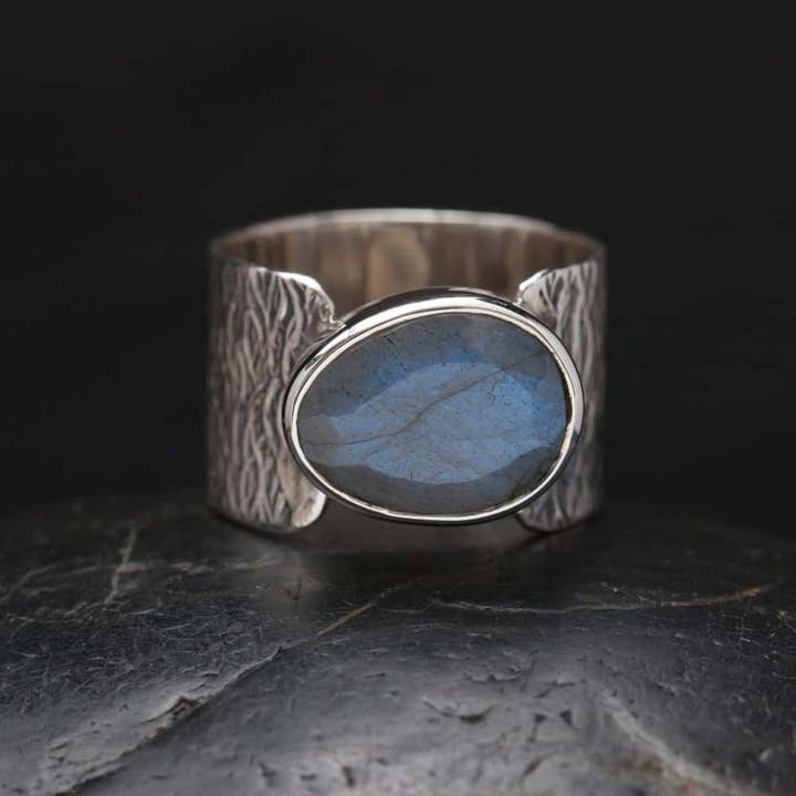 Baizaar - Wholesale Cocktail/Statement Ring - Sterling Silver Hammered Ring with Cut Labradorite