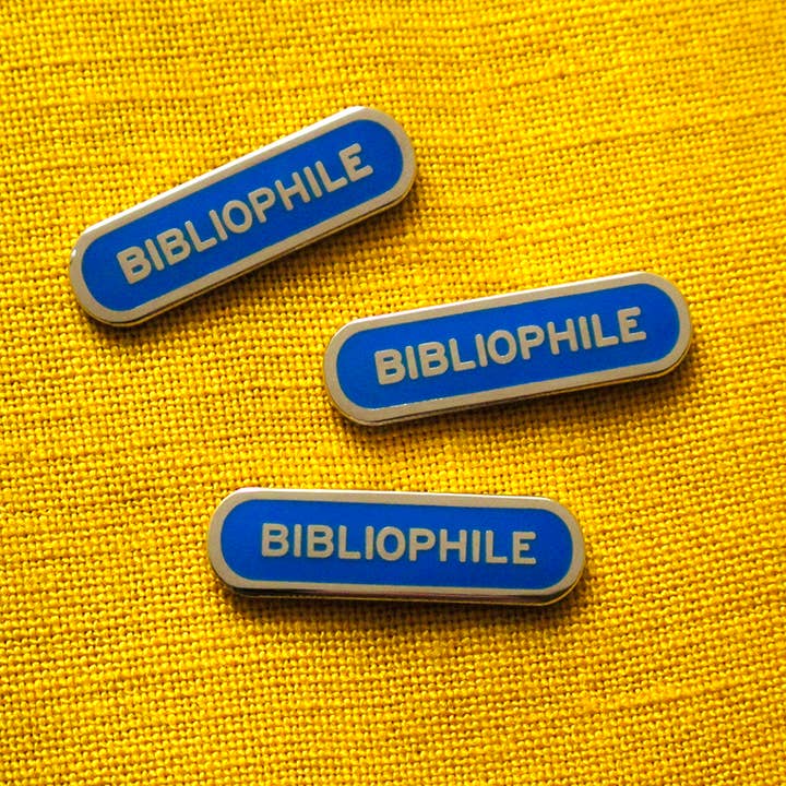Word For Word Factory – wholesale Nål och knapp för kavajslag – BIBLIOFIL Emaljpin Bokgåva