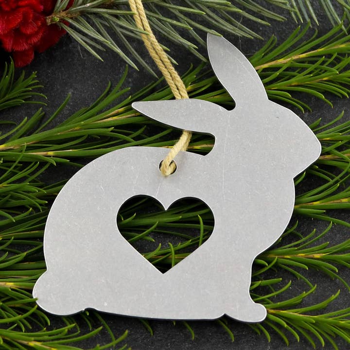 Lapin lapin en métal cadeau de Noël pour la vente par Iron Maid Art