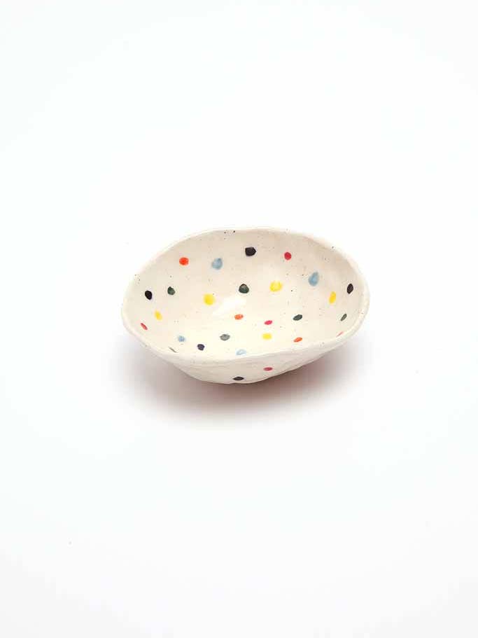 Petit plat à pois organisés pour la vente par ALICE Ceramics