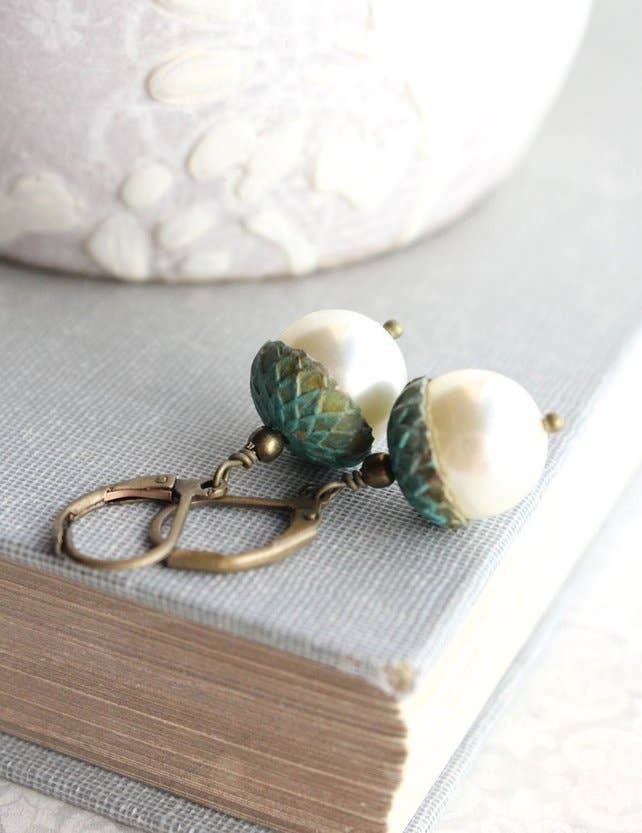 A Pocket of Posies - Vente Boucles d'oreilles pendantes - Boucles d'oreilles gland perle ivoire - Verdigris patine2