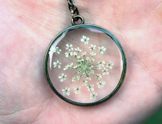 The Pretty Pickle – wholesale Hänge-/berlockhalsband – Drottning Annes spets halsband4