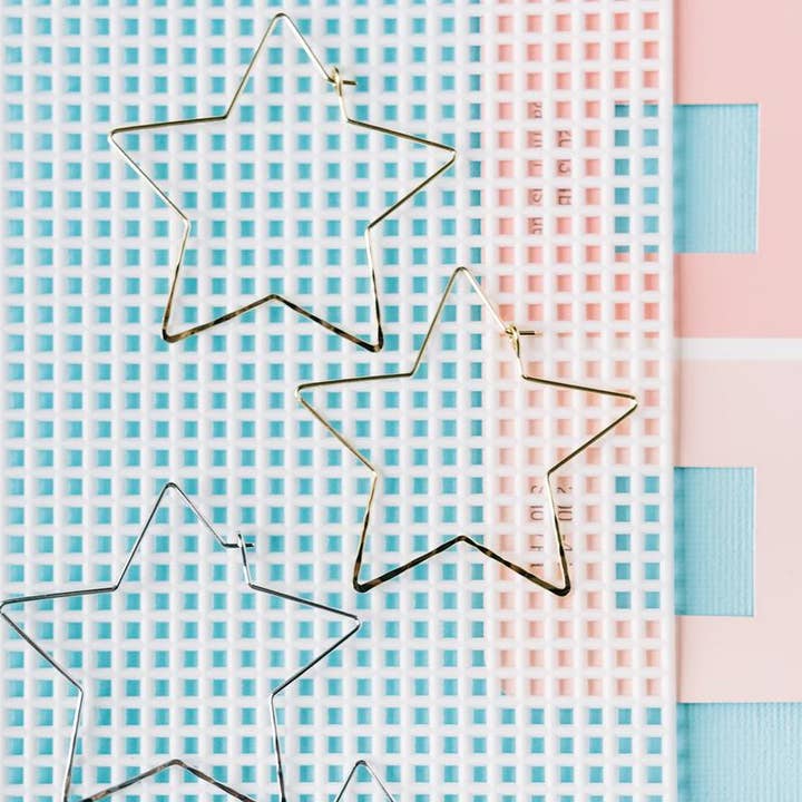 Boucle d'oreille en forme d'étoile classique, délicate, à offrir en cadeau, céleste pour la vente par Rebecca Accessories LLC