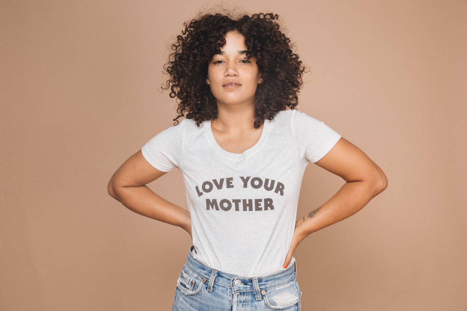 The Bee & The Fox – Großhandel T-Shirt mit Siebdruck – Damen – Love Your Mother (U-Ausschnitt) *SALE* | T-Shirt mit Motiv2