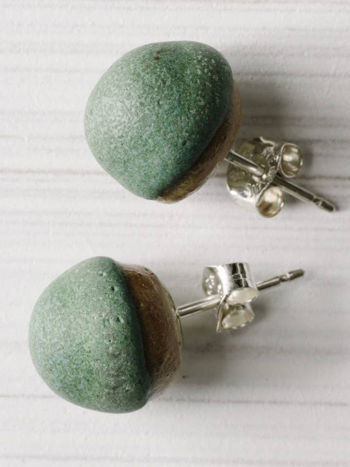 Jadeite Acorn Studs for engroshandel hos Woodfolk