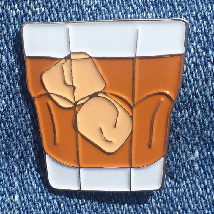 Whisky - emalje pin for engroshandel hos Near Modern Disaster