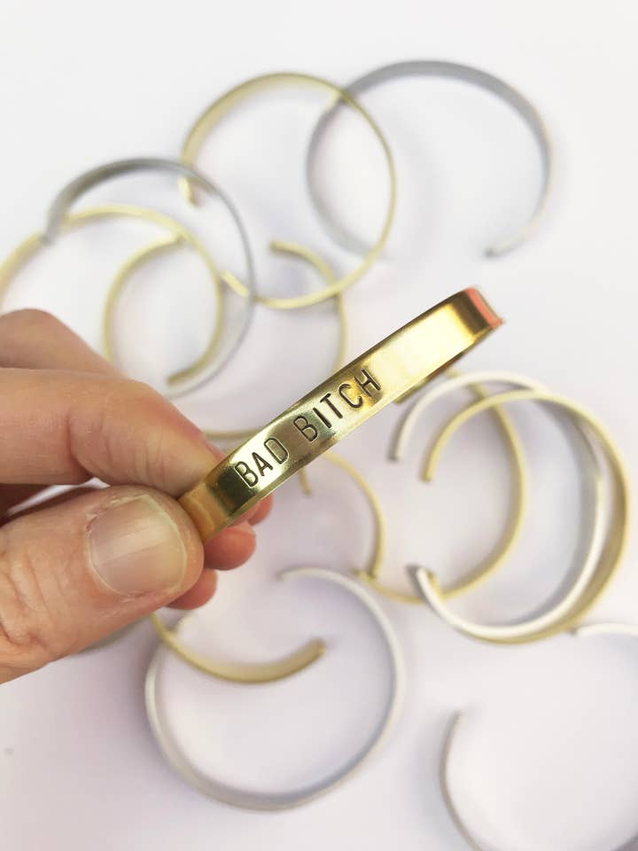 Bad Bitch Mantra Bracelet mantra pour la vente par Bang-Up Betty