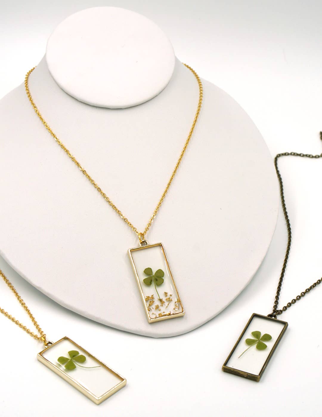 The Pretty Pickle - Venta al por mayor Collares con colgantes/abalorios - Collar de trébol de cuatro hojas, bronce envejecido2