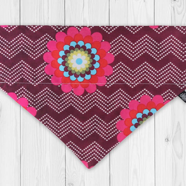 Raspberry Splash Slip-On Hondenbandana voor wholesale door Sophisticated Pup