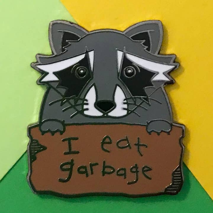 Je mange des ordures ! Broche de raton laveur pour la vente par Catparty Design Studio