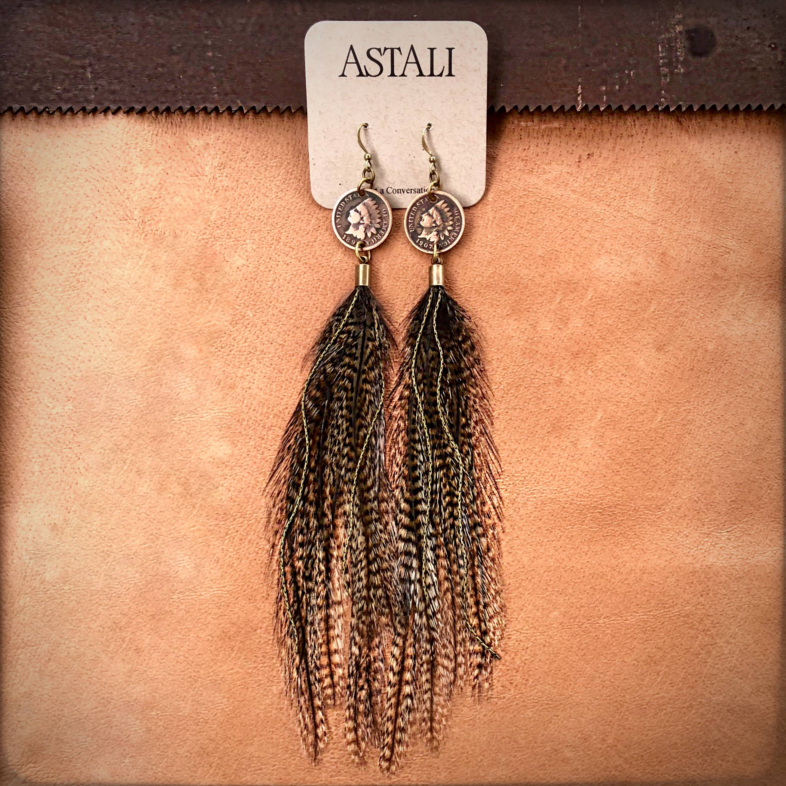 Coq de León Indian Cent och långa fjäderörhängen – Coq de Leon, Western-stil för wholesale på Faire7