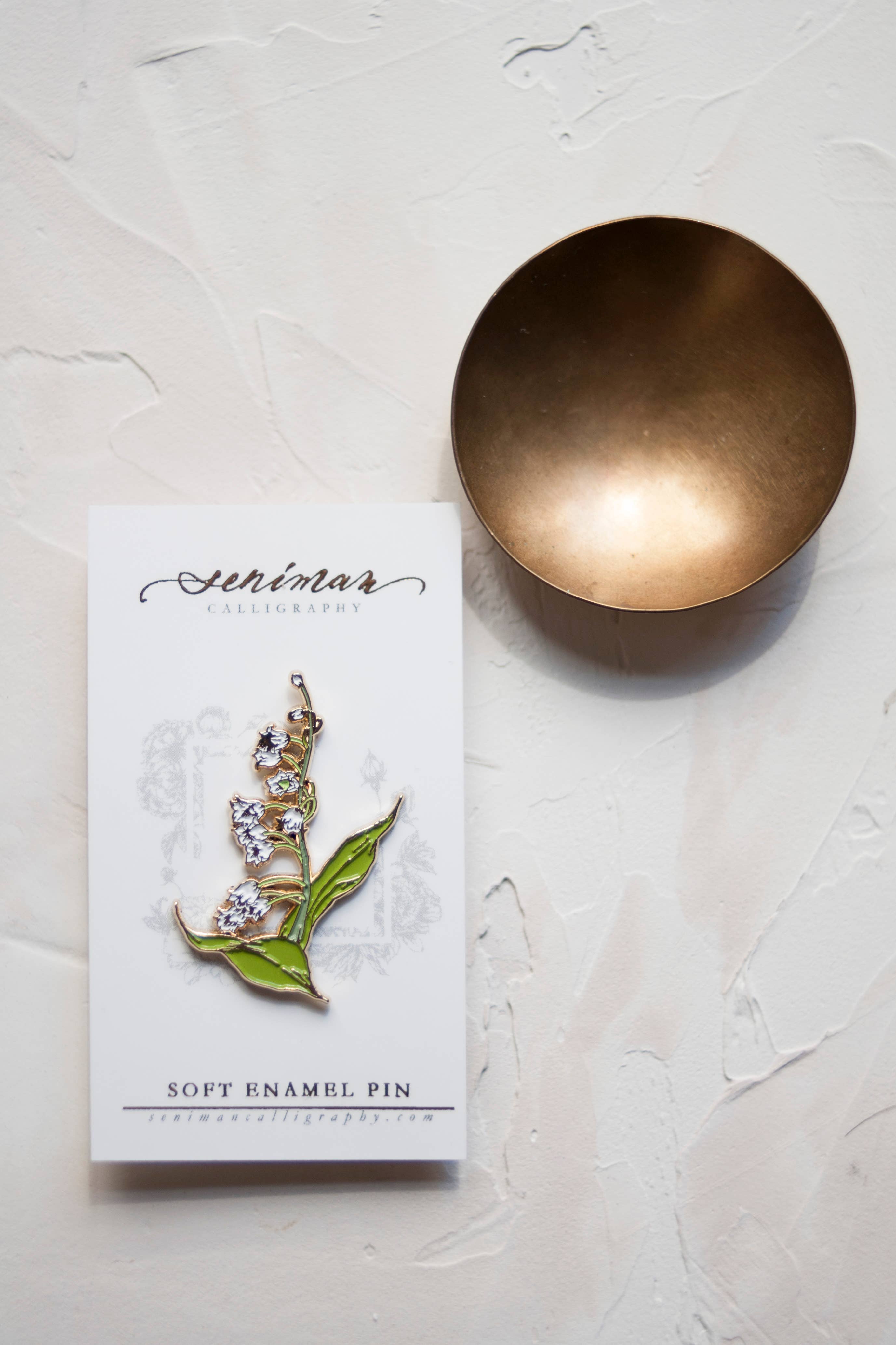 Seniman Calligraphy - Vente Épinglettes/boutons - Épingle en émail doux doré muguet2
