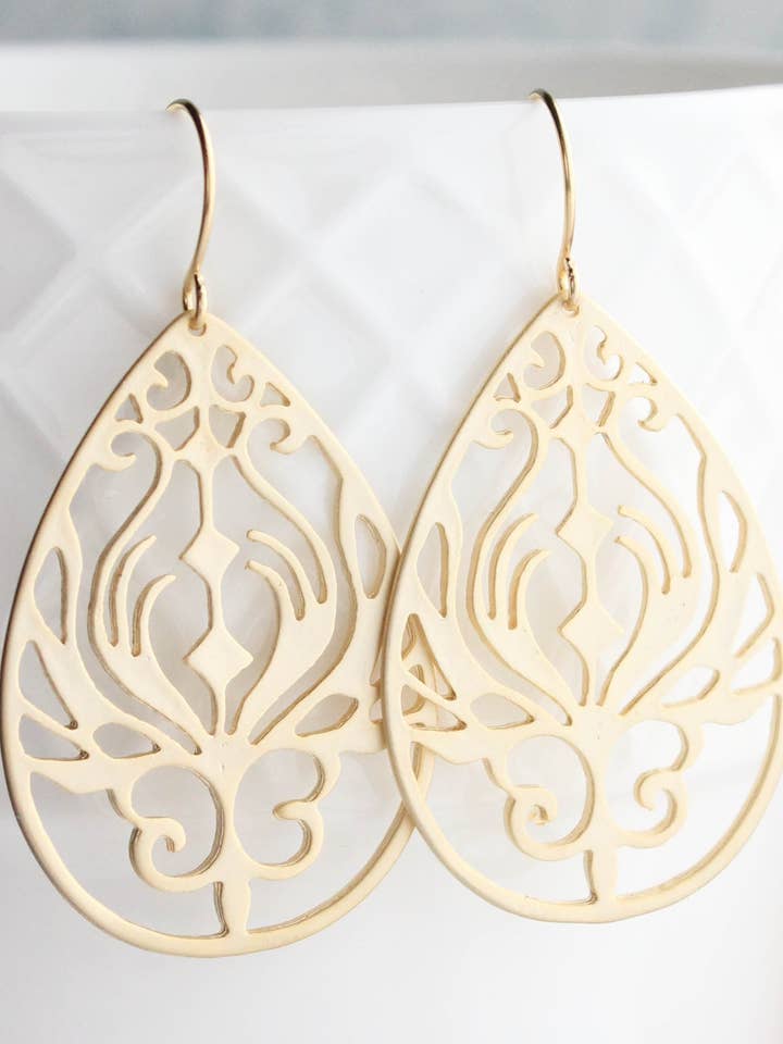 Boucles d'oreilles en filigrane plumes de paon pour la vente par A Pocket of Posies