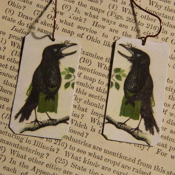 Boucles d'oreilles corbeau corbeau Illustrations Corbeau avec tablier pour la vente par Sarah Wood Studio
