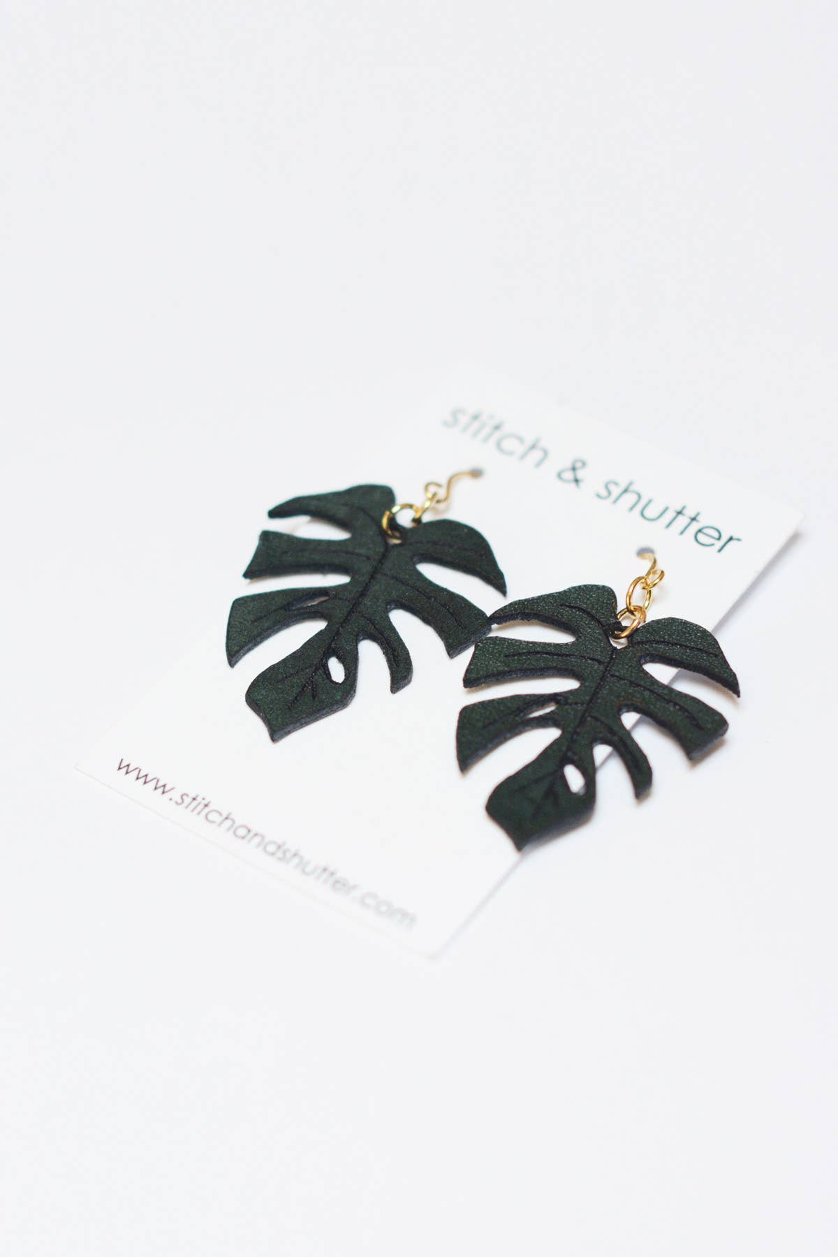 Stitch & Shutter - Wholesale Hangende/ronde oorbellen - Mini Monstera Leaf Oorbellen4