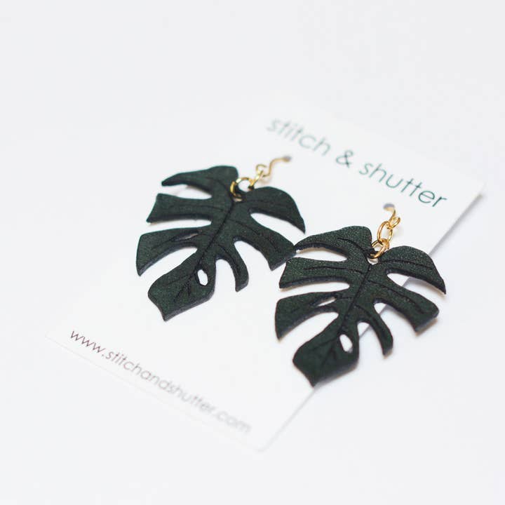Stitch & Shutter – wholesale Dangle earrings – Mini Monstera Leaf Earrings4