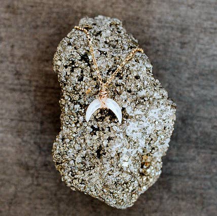 Moonbeam Halsband - Pärlemor för wholesale av Saressa Designs