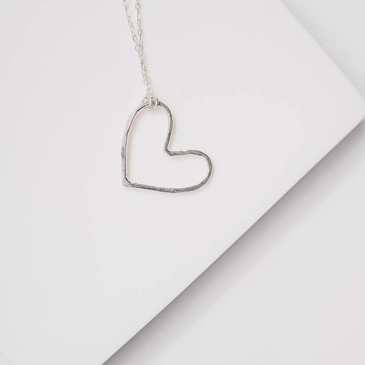 Collana con cuore per la vendita all'ingrosso da parte di Devi Arts Collective