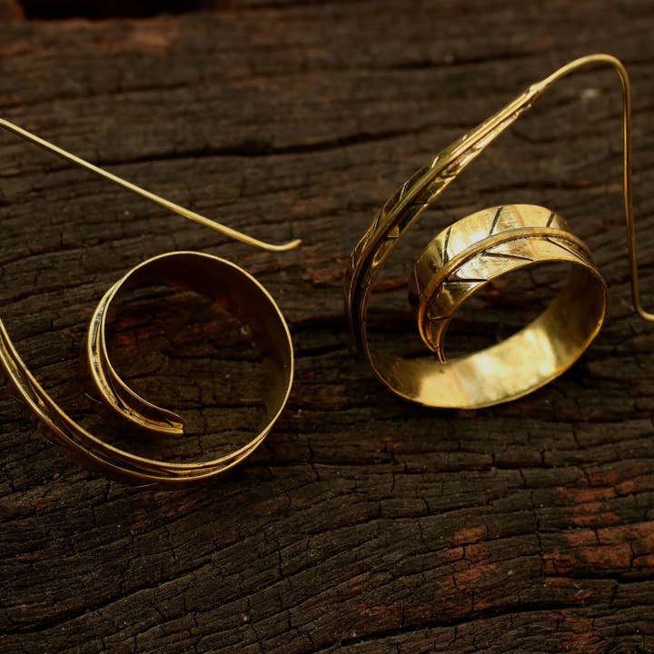 Mässing krökt fjäder örhänge för wholesale av Baizaar