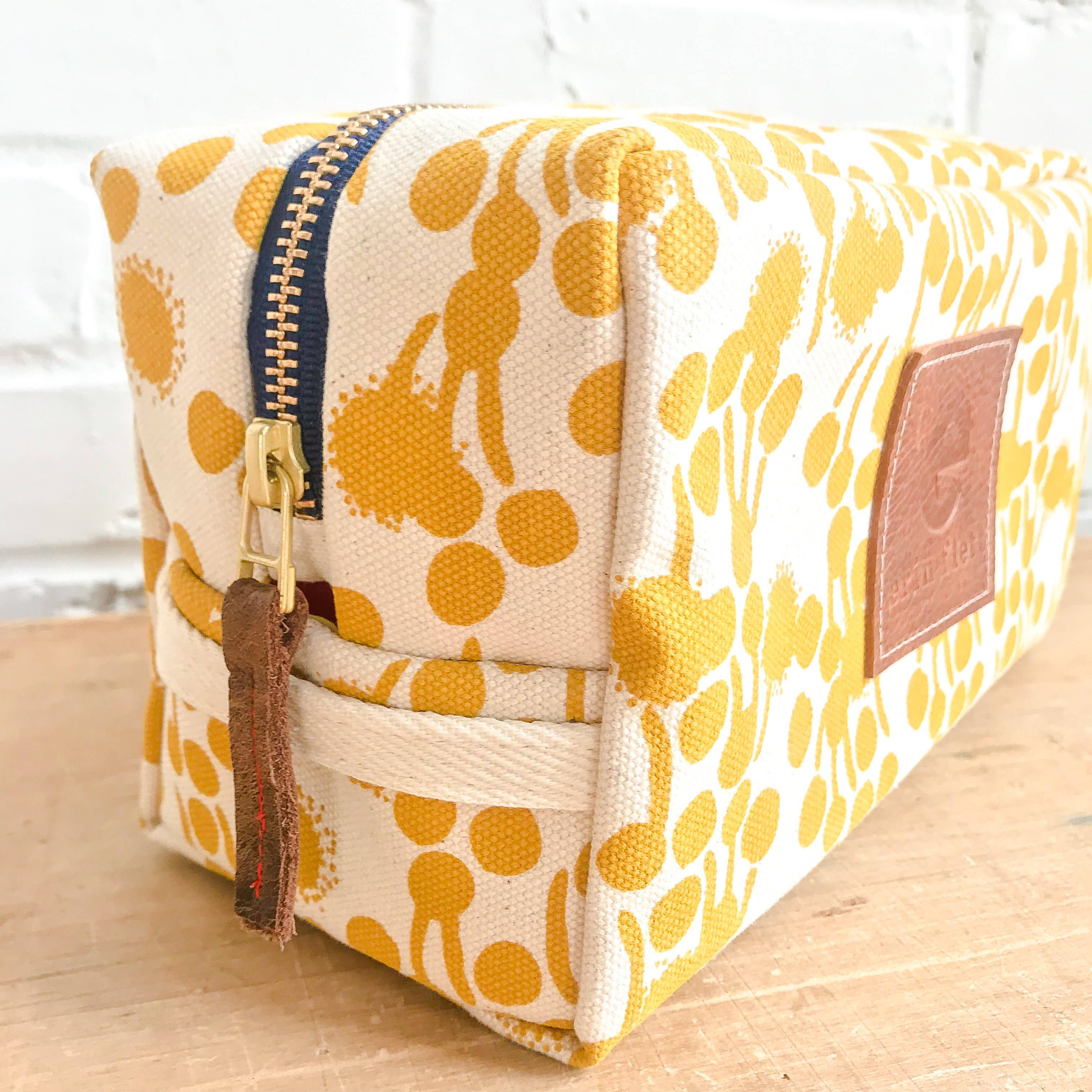 Erin Flett – Engroshandel Toilettaske - Dame – Toilettaske Gold Berries med stor inderlomme1