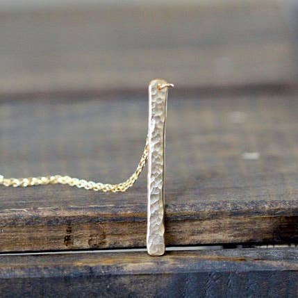 Collier Barre Verticale pour la vente par Saressa Designs