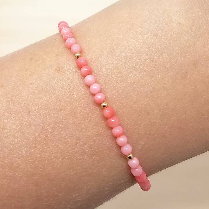 Bracciale con perline di corallo rosa. per la vendita all'ingrosso da parte di MissElenious Jewelry