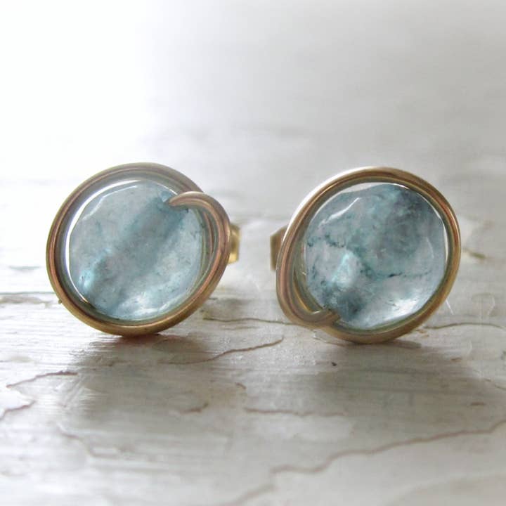 Puces d'oreilles aigue-marine facettée et or pour la vente par Contempo Jewelry
