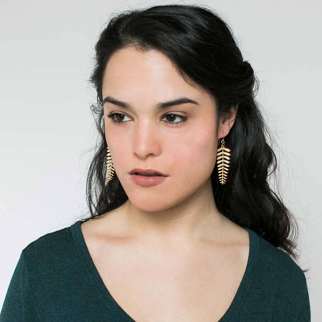 Treeline and Tide – wholesale Hängande örhängen – örhängen - Ormbunke2