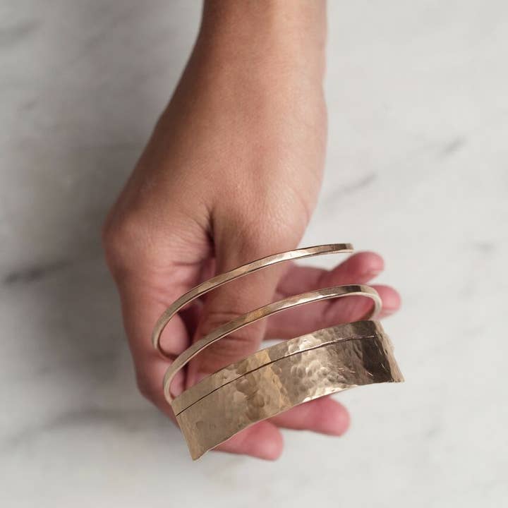 Brazalete hélice de bronce martillado para venta al por mayor de On a Limb Creative