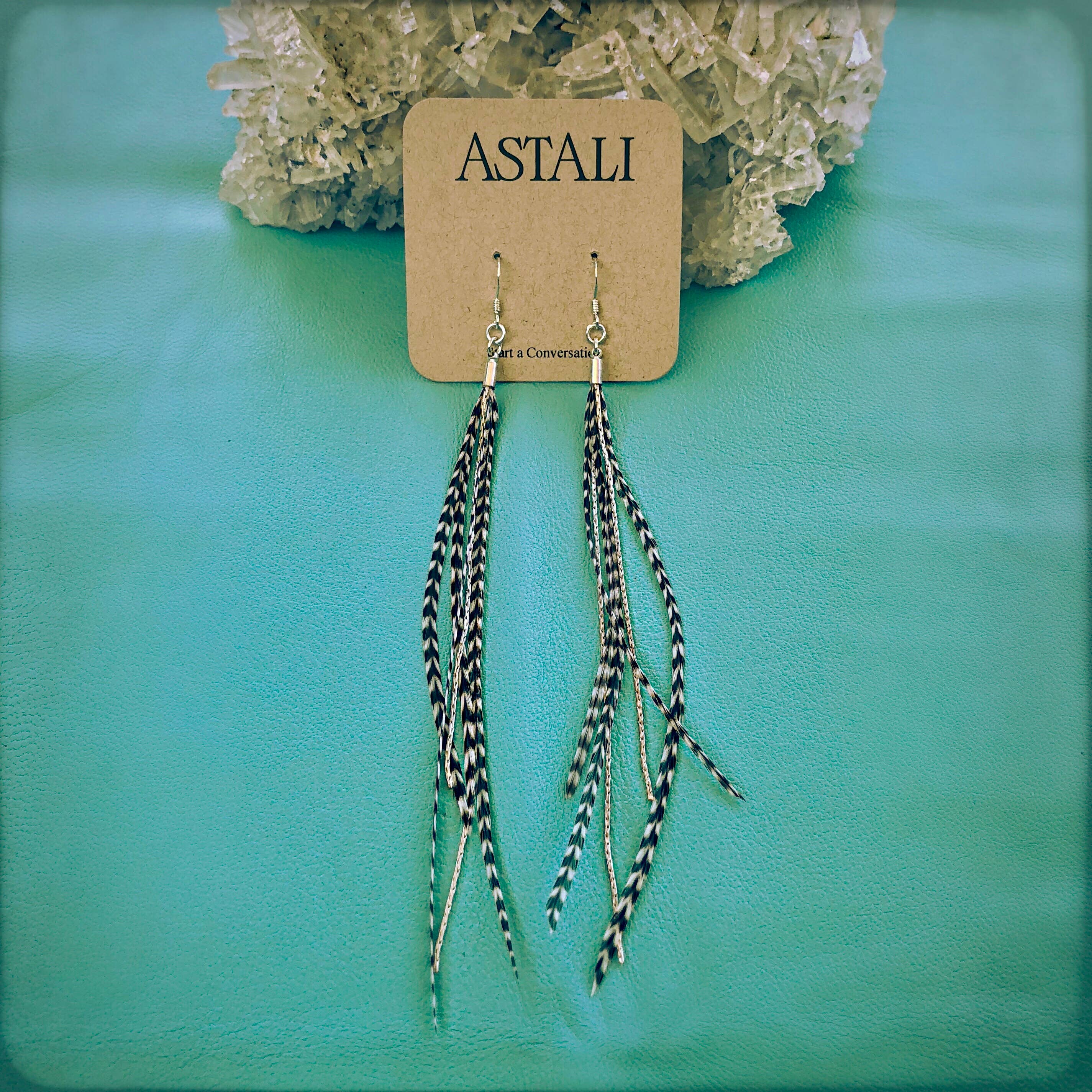 ASTALI - Vendita all'ingrosso Orecchini con nappe - Orecchini mini a piuma - Grizzly/argento, orecchini boho western5