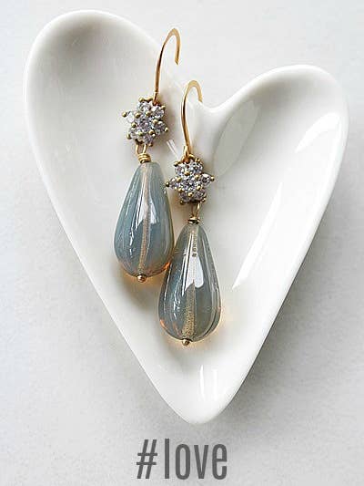 Die schlichte Claire Ohrstecker für den Großhandel von Tippy Stockton Jewelry